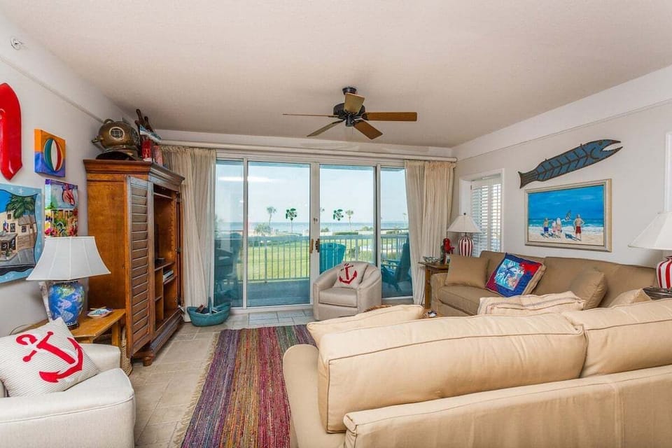 Saint Simons Grand 125 - Living Space