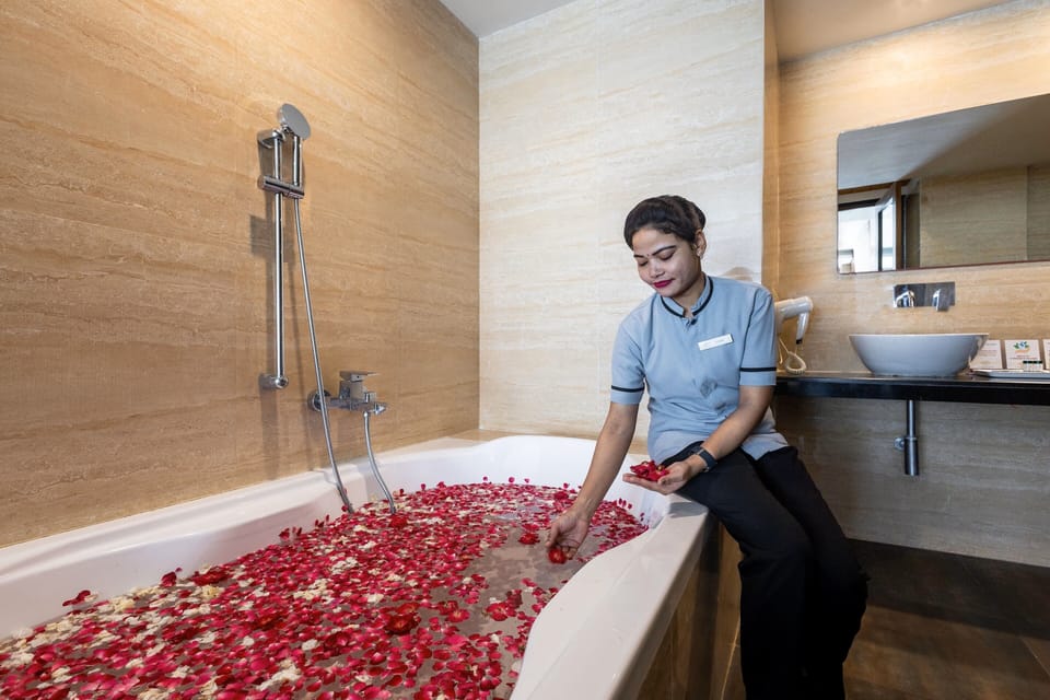 Suite | Bathroom | Shower, free toiletries