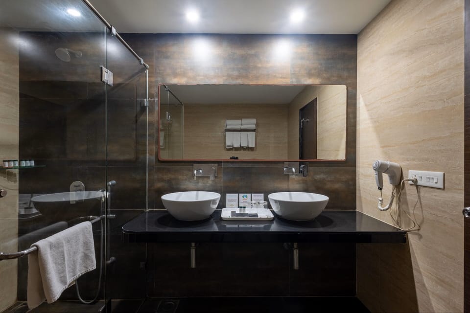 Family King Room | Bathroom | Shower, free toiletries