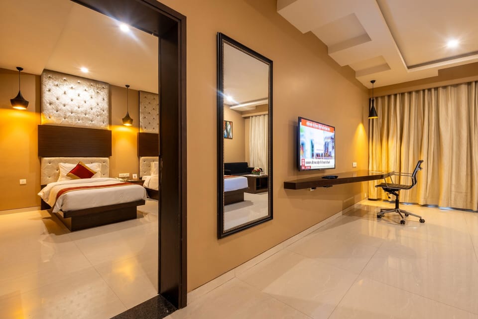 Executive Twin Room | Minibar, in-room safe, desk, soundproofing