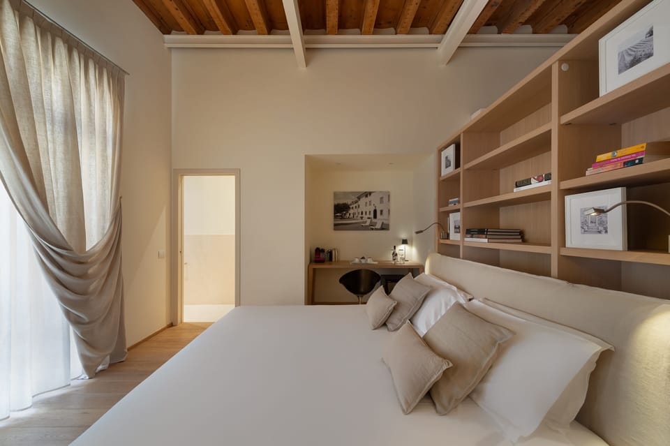 Luxury Suite | Minibar, in-room safe, desk, soundproofing