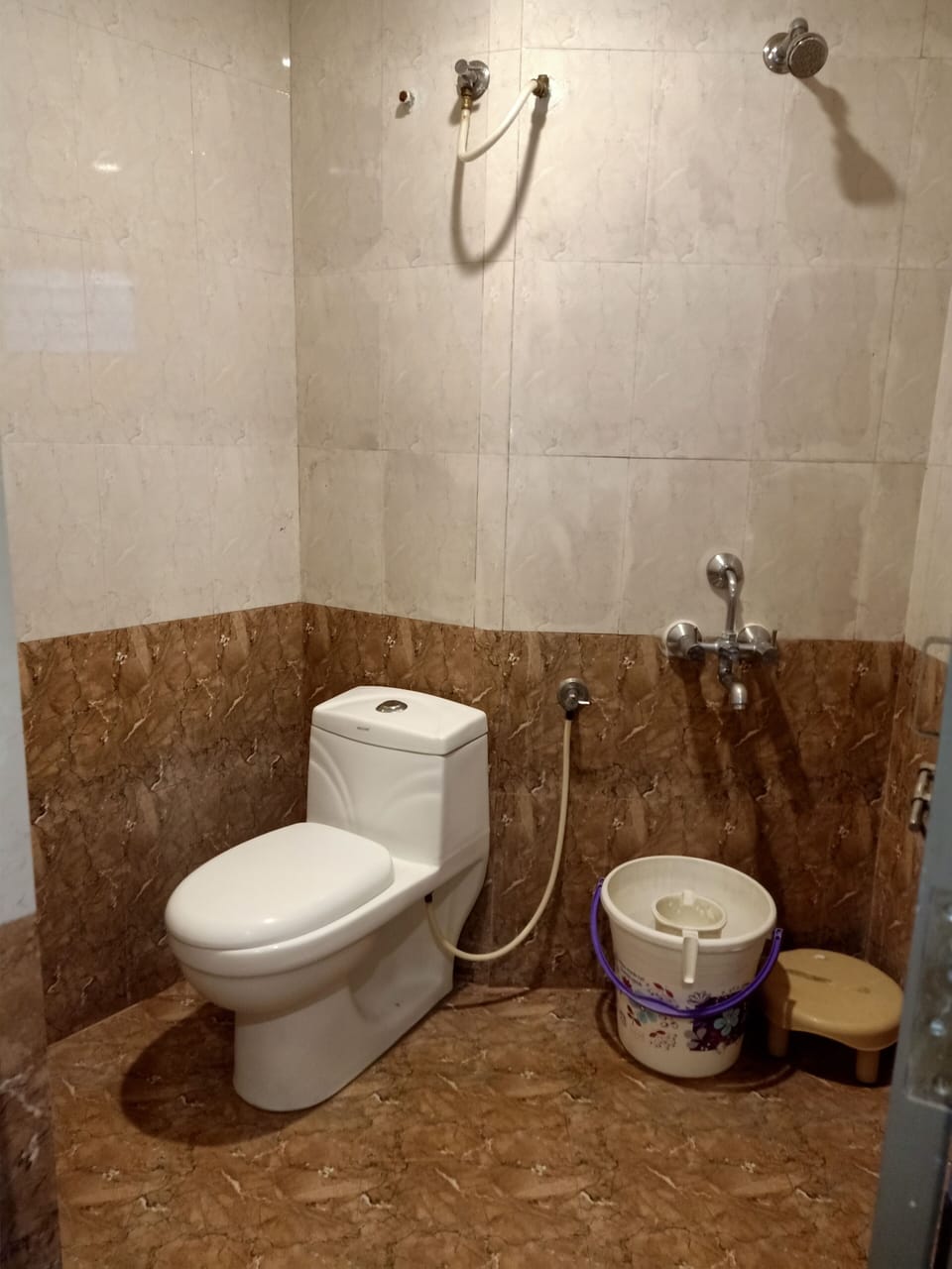 Deluxe Quadruple Room, Multiple Beds | Bathroom | Shower, free toiletries