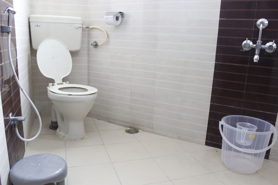Deluxe Triple Room | Bathroom | Shower, free toiletries