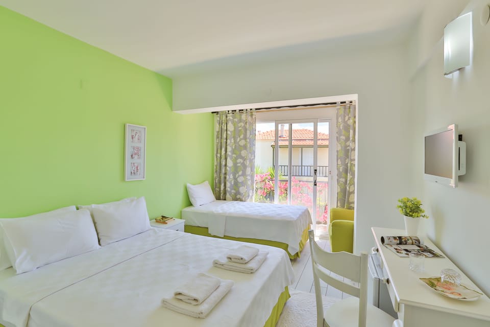 Triple Room | Minibar, WiFi (free), bed sheets