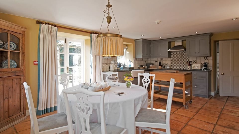 Cottage | Desk, iron/ironing board, free WiFi, bed sheets
