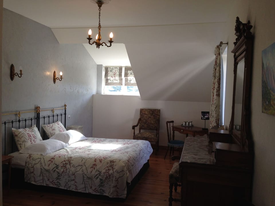 Room (La Fruitiere) | Desk, free cribs/infant beds, free WiFi, bed sheets