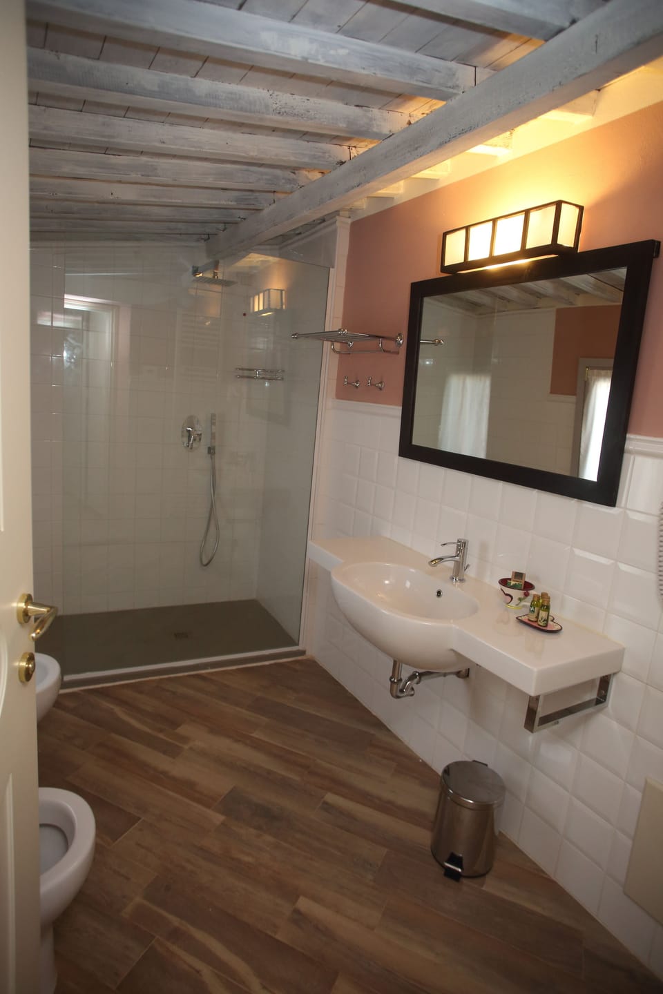 Deluxe Double or Twin Room | Bathroom | Shower, free toiletries, bidet, towels