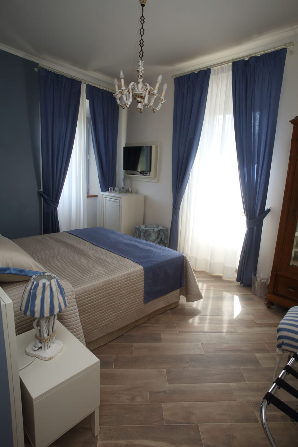 Deluxe Double or Twin Room | Minibar, in-room safe, desk, free cribs/infant beds