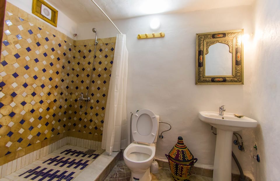 Comfort Triple Room | Bathroom | Shower, rainfall showerhead, towels, soap