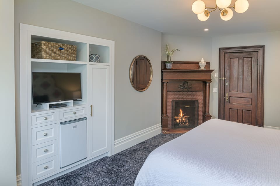 Standard Room, 1 Bedroom, Non Smoking (Deluxe Fireplace King) | Premium bedding, minibar, blackout drapes, iron/ironing board