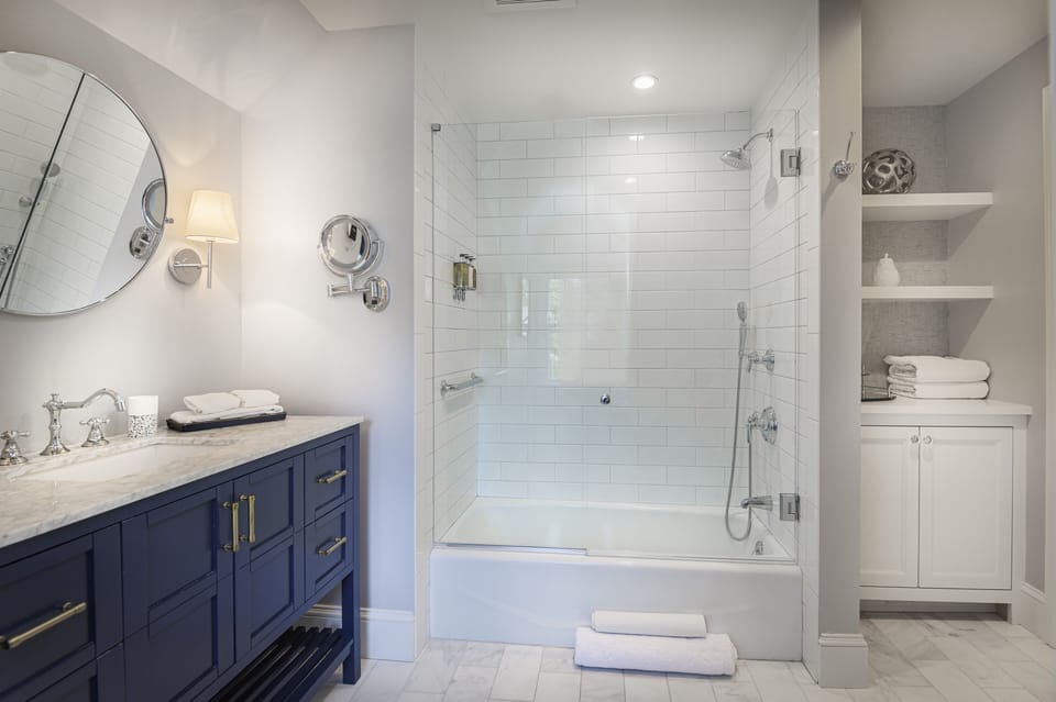 Standard Suite, 2 Bedrooms, Non Smoking (Family Suite) | Bathroom | Designer toiletries, hair dryer, towels, soap