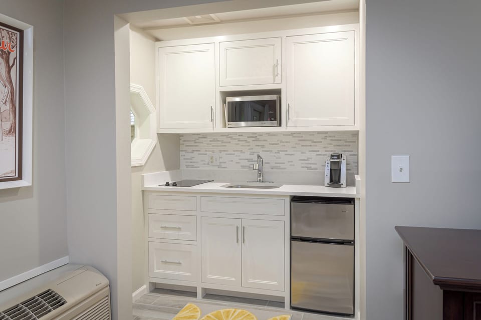 Standard Studio Suite, 1 Bedroom, Non Smoking (King Studio Suite with Kitchenette) | Private kitchenette | Mini-fridge