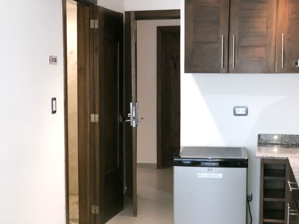 Executive Room, 1 Queen Bed, Refrigerator, Partial Ocean View | Private kitchen