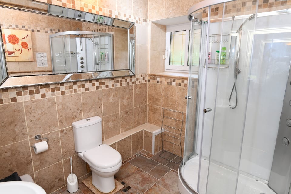 Luxury Double Room, 1 King Bed | Soundproofing, iron/ironing board, free WiFi, bed sheets