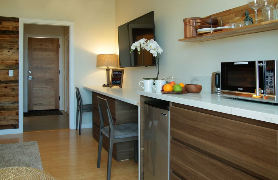 Premier Ocean Suite | Private kitchenette | Mini-fridge, microwave, coffee/tea maker, electric kettle