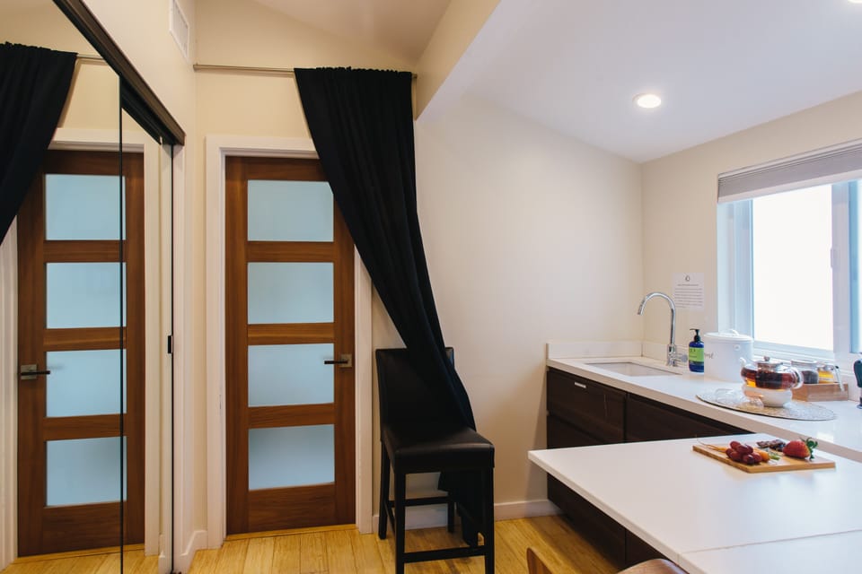 Deluxe Courtyard Suite | Private kitchenette | Mini-fridge, microwave, coffee/tea maker, electric kettle