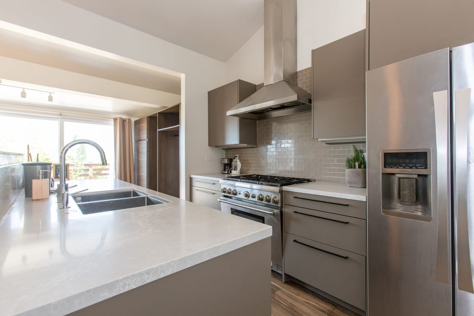 Deluxe Suite, Ocean View | Private kitchen | Mini-fridge, microwave, coffee/tea maker, electric kettle