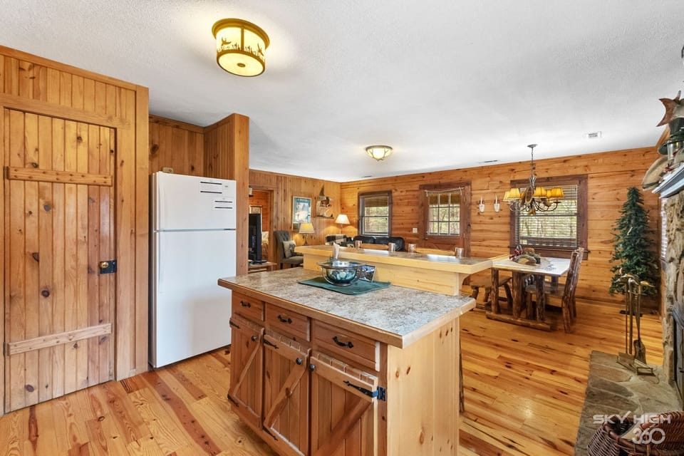 Luxury Cabin, 2 Queen Beds, Hot Tub, Hill View (The Lakehouse) | Private kitchen | Coffee/tea maker, fridge, microwave, oven