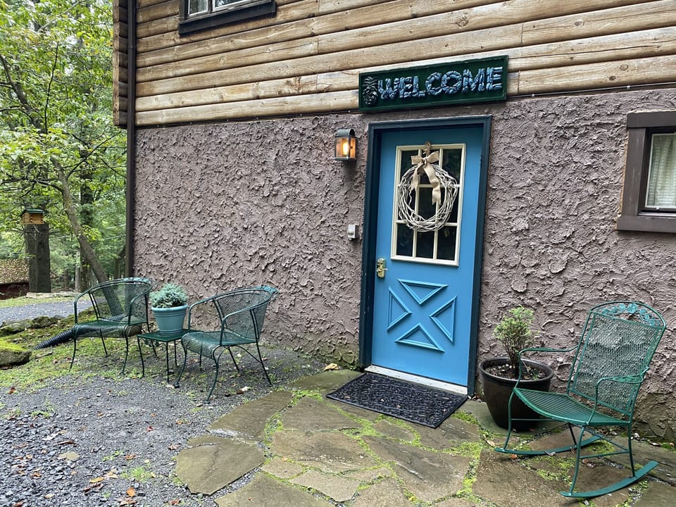 Entrance by the driveway 