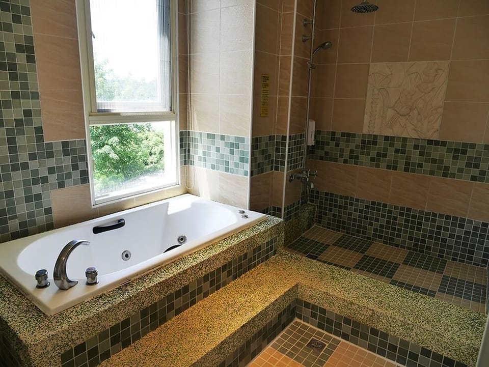 Standard Quadruple Room, Lake View | Bathroom | Free toiletries, hair dryer, slippers, towels