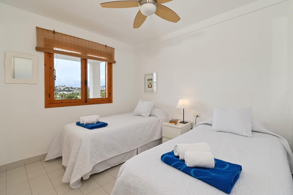 Bedroom with two single beds