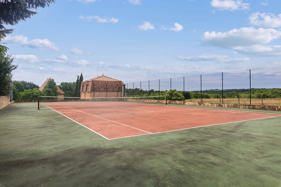 Terrain de tennis à partager