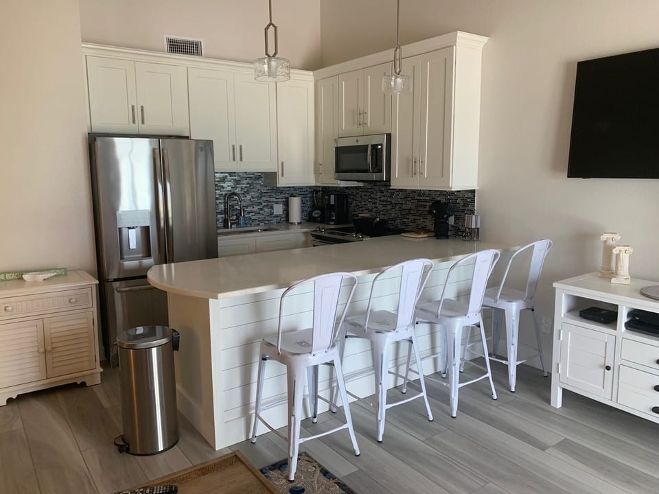 Kitchen eat-in on the new quartz counter top.