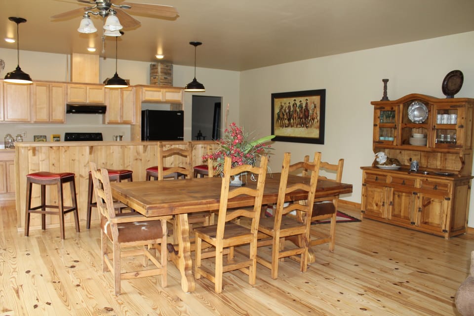 open kitchen/dinning table and 4 stools at bar