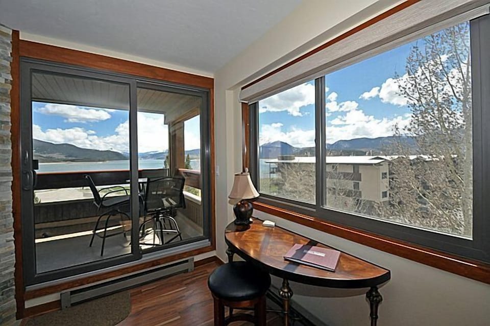 Lake Dillon and mountain view- living room/balcony 