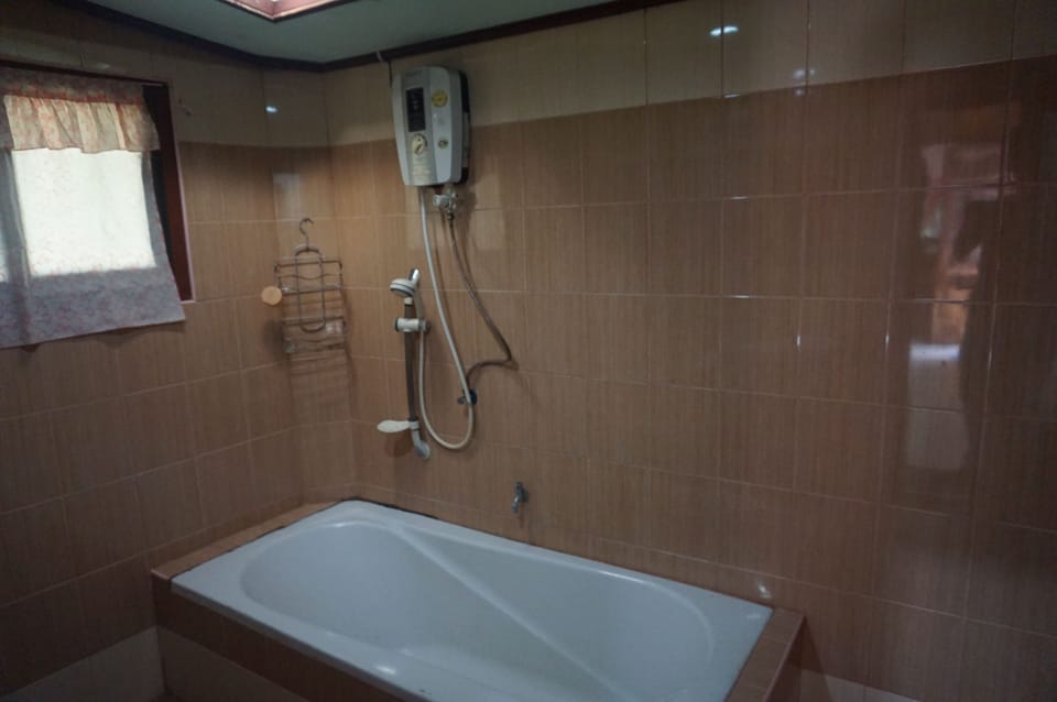 Three Bedrooms - Shared Bungalow  | Bathroom shower