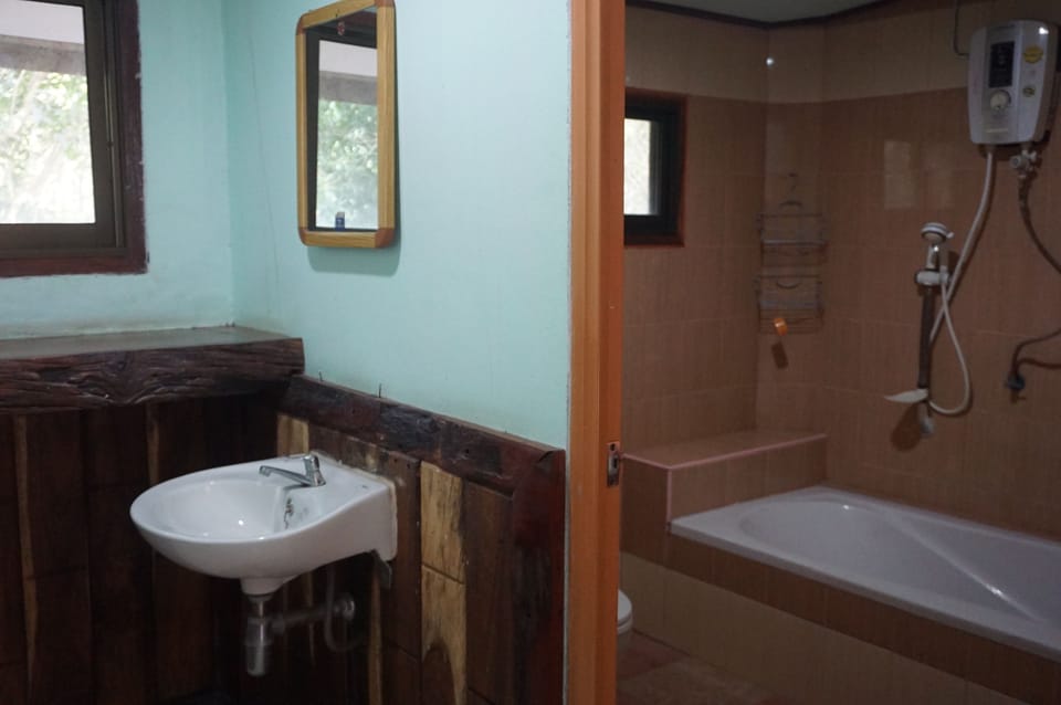 Three Bedrooms - Shared Bungalow  | Bathroom | Free toiletries
