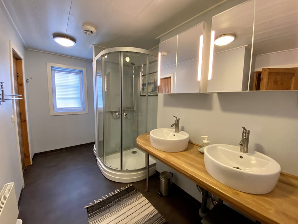 Standard Quadruple Room, Garden View | Bathroom | Eco-friendly toiletries, slippers, towels
