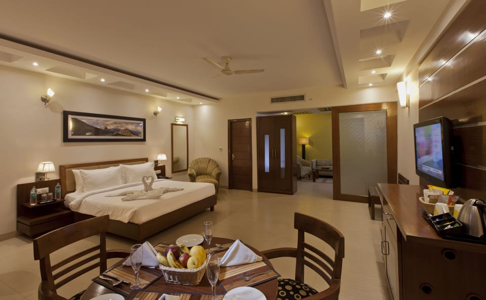 Executive Suite | Minibar, in-room safe, desk, soundproofing