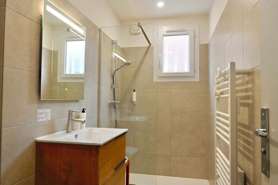Classic Double or Twin Room, Garden View | Bathroom | Shower, free toiletries, hair dryer, towels