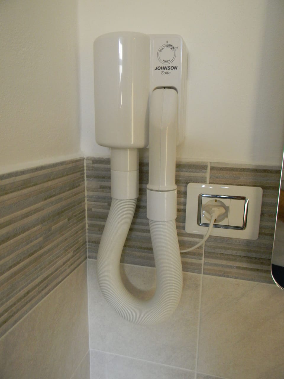 Shower, free toiletries, hair dryer, bidet