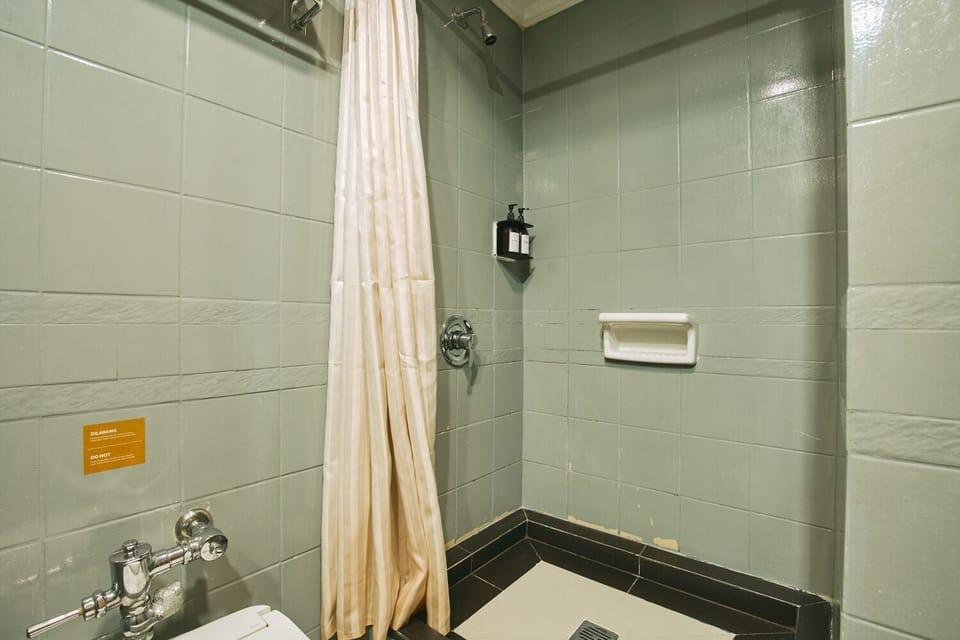 Superior Twin Room, 1 Bedroom, City View | Bathroom | Shower, free toiletries, hair dryer, towels