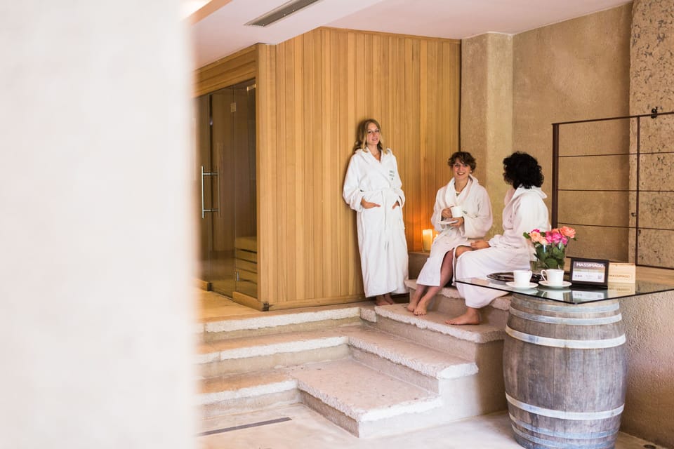 1 treatment room, massages