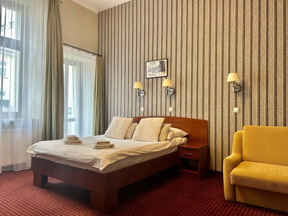 Double Room | Desk, free WiFi, bed sheets