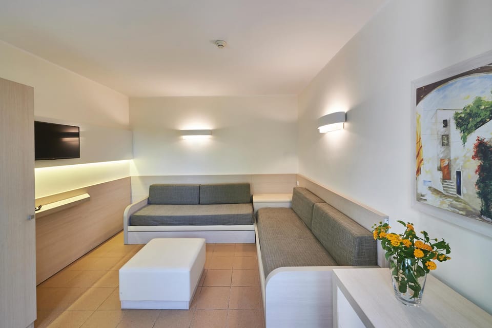 Suite Quintupla | Minibar, in-room safe, desk, free cribs/infant beds