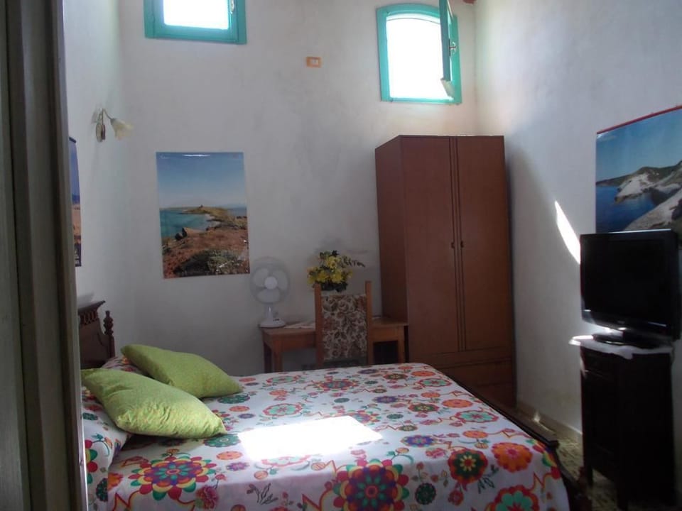 Double Room, Shared Bathroom | Premium bedding, soundproofing, iron/ironing board, cribs/infant beds