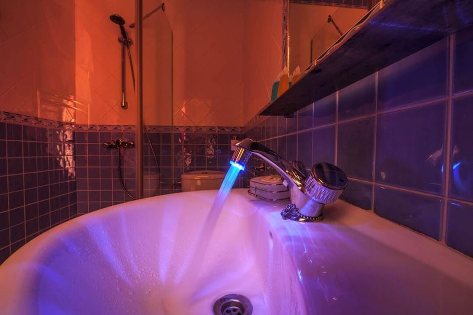 Romantic Double Room | Bathroom | Shower, free toiletries, hair dryer, towels
