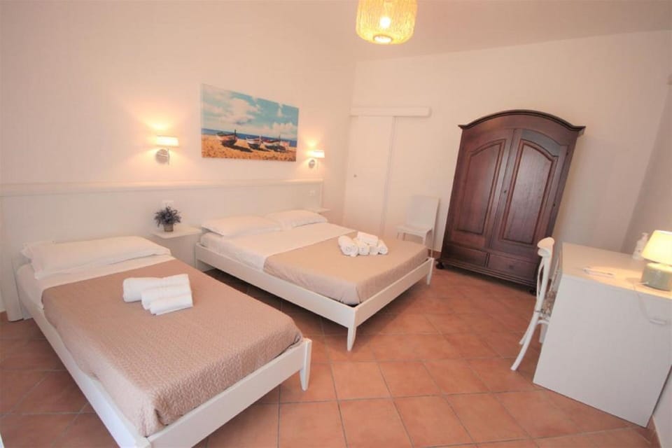 Triple Room | Minibar, in-room safe, desk, free WiFi