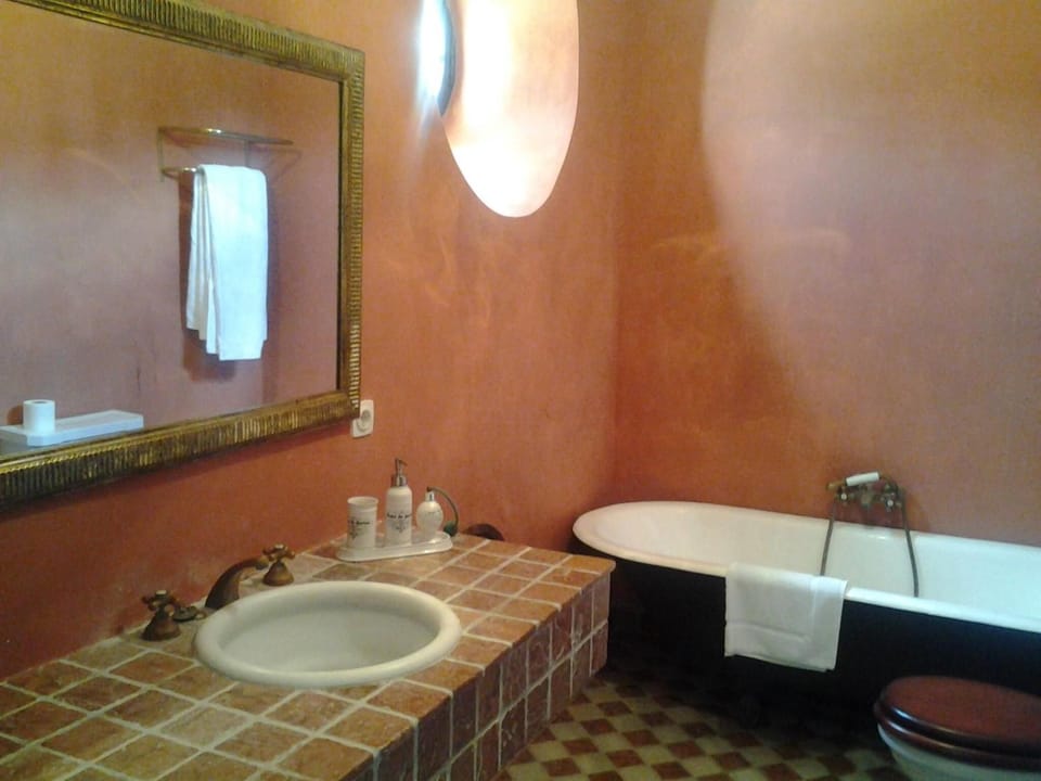 Superior Twin Room, 1 Bedroom | Bathroom | Shower, rainfall showerhead, free toiletries, hair dryer
