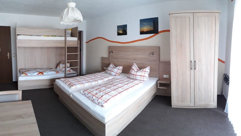 Double Room | Desk, free WiFi, bed sheets