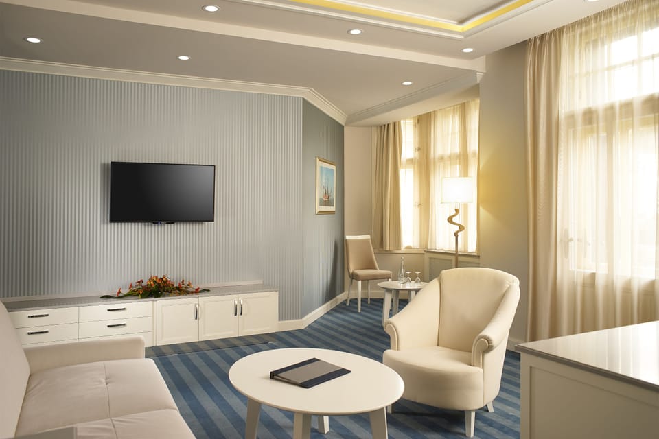 Suite | Living room | Flat-screen TV