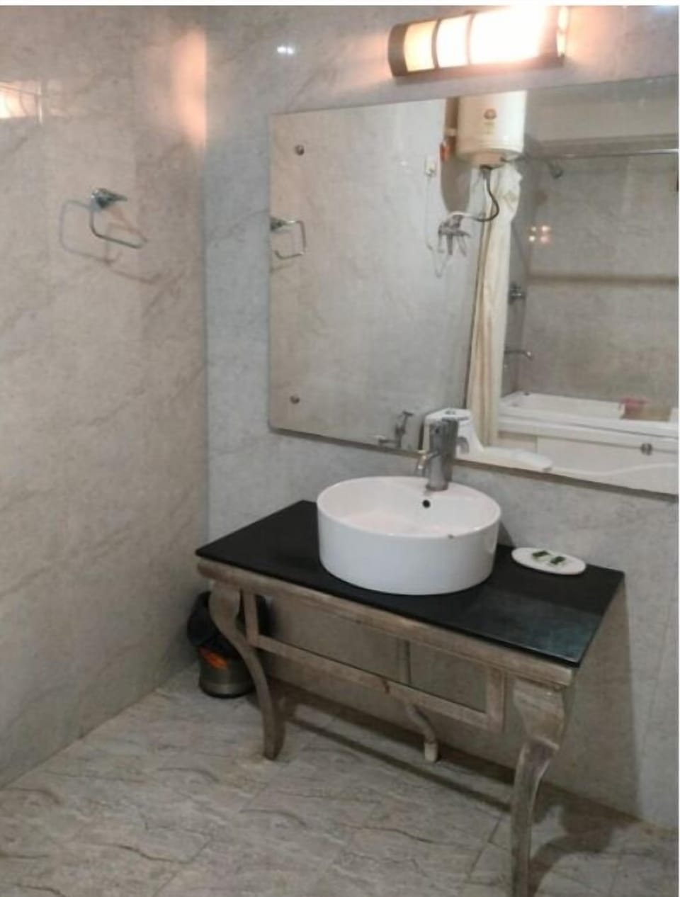 Shower, rainfall showerhead, free toiletries