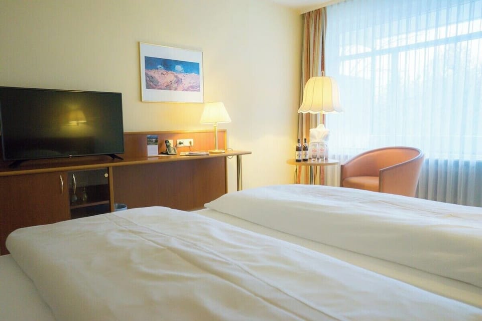 Junior Suite | Desk, blackout drapes, WiFi (free), bed sheets