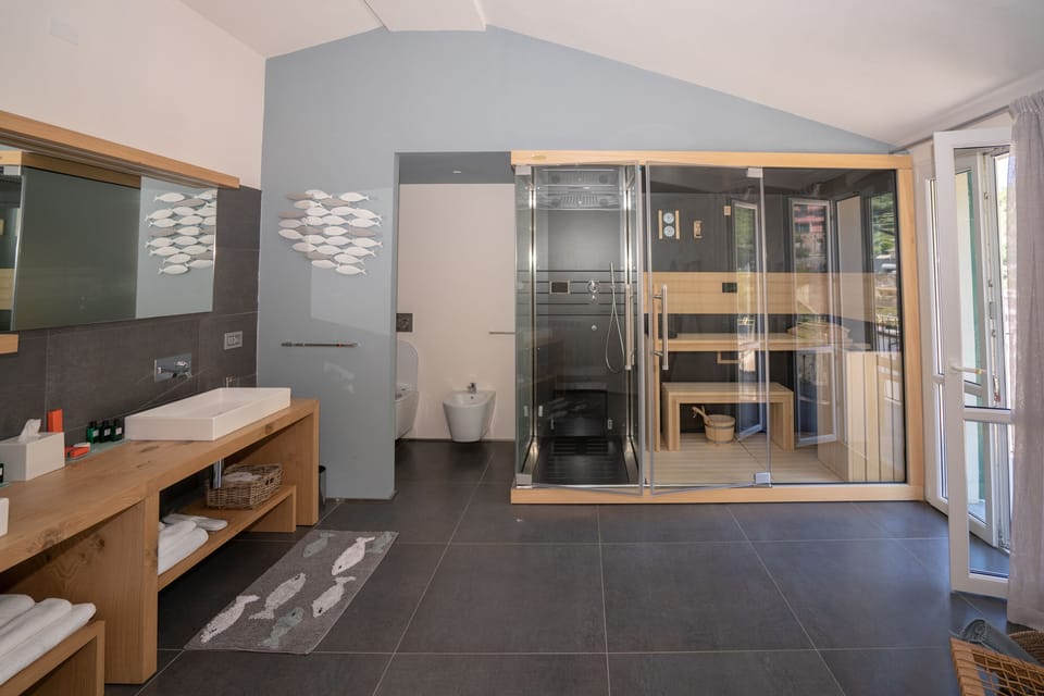 Luxury Suite, 1 King Bed, Jetted Tub | Room amenity