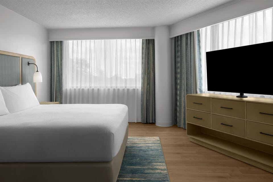 Premium Suite, 1 King Bed, Non Smoking, Corner | Premium bedding, in-room safe, desk, iron/ironing board