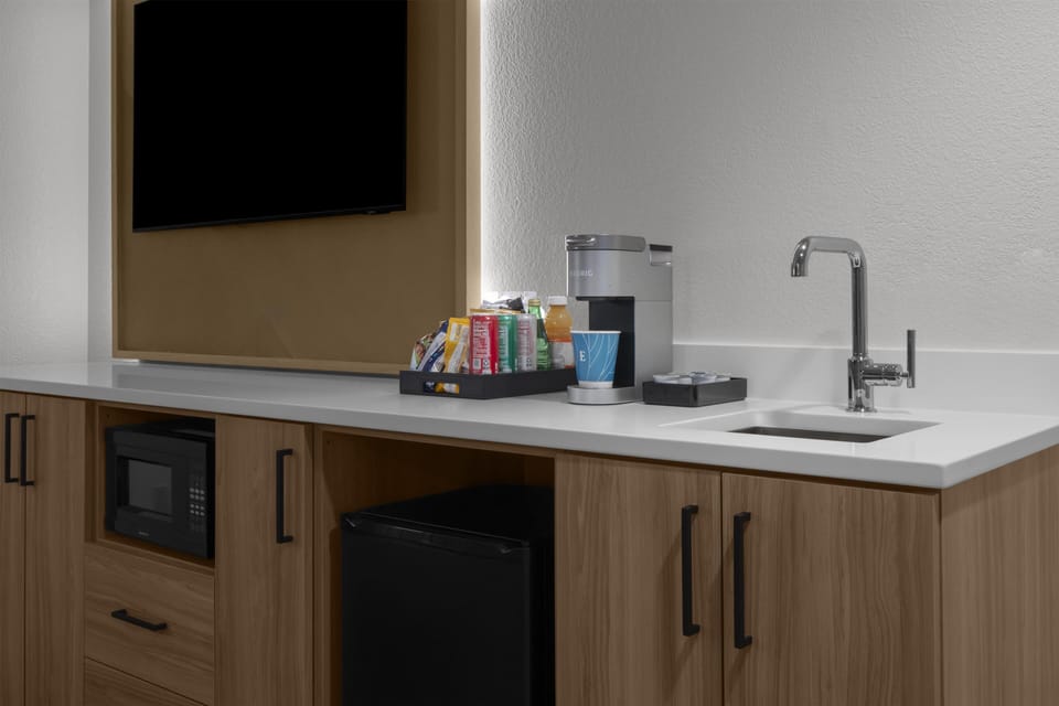 Premium Suite, 1 King Bed, Non Smoking, Corner | Private kitchen | Coffee/tea maker, fridge, microwave